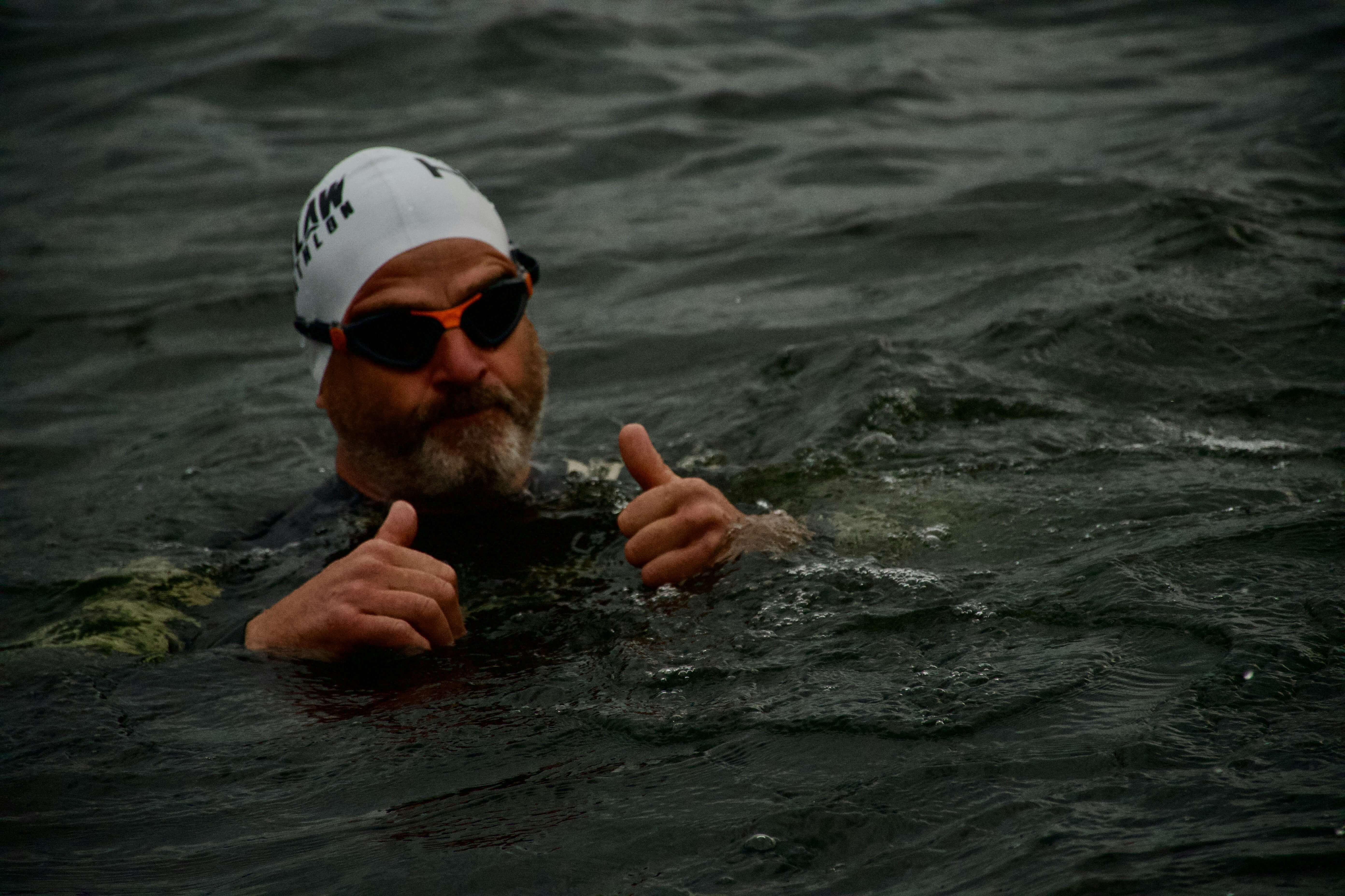 Nedador sota l'aigua